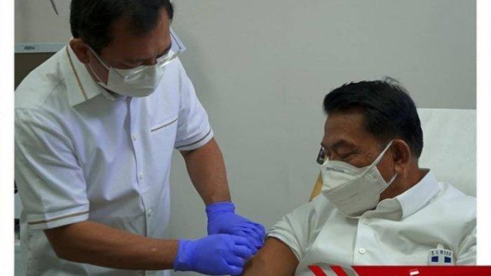 Moeldoko menerima suntikan Vaksin Nusantara oleh Terawan Agus Putranto.