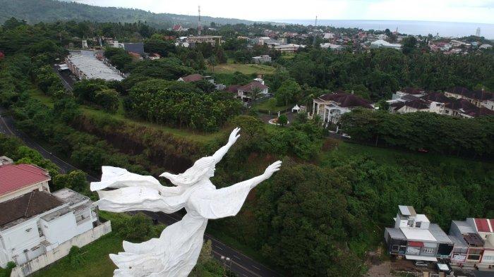 Monumen Yesus Memberkati, Kota Manado, Sulawesi Utara nampak dari udara, Senin (1/11/2021).