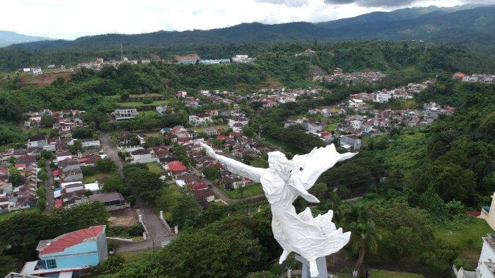 Monumen Yesus Memberkati, Kota Manado, Sulawesi Utara nampak dari udara, Senin (1/11/2021).