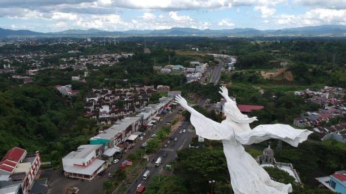 Monumen Yesus Memberkati, Kota Manado, Sulawesi Utara nampak dari udara, Senin (1/11/2021).