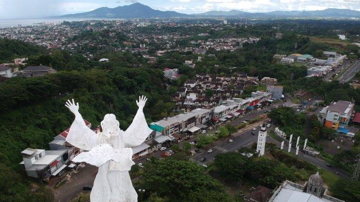 Monumen Yesus Memberkati, Kota Manado, Sulawesi Utara nampak dari udara, Senin (1/11/2021).