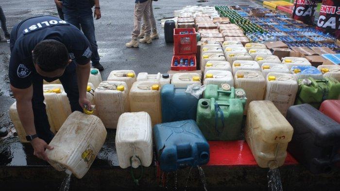 Ditresnarkoba Polda Sulut memusnahkan barang bukti ribuan liter minuman keras (miras) tanpa izin edar