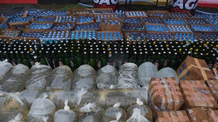 Ditresnarkoba Polda Sulut memusnahkan barang bukti ribuan liter minuman keras (miras) tanpa izin edar