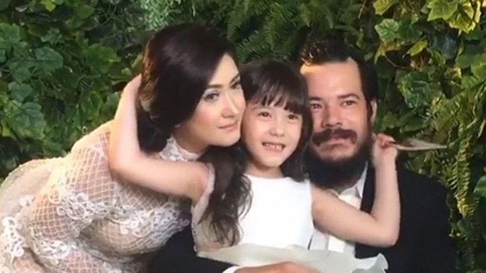 Nafa Urbach, Zack Lee, dan anak mereka.