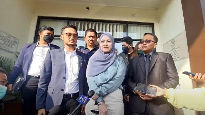 Nathalie Holscher didampingi Kuasa Hukum saat menghadiri sidang perdana di Pengadilan Negeri Agama