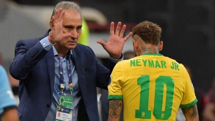 Neymar dari Brasil merayakan dengan pelatih Brasil Tite setelah mencetak gol ke gawang Venezuela selama pertandingan fase grup turnamen sepak bola Conmebol Copa America 2021 di Stadion Mane Garrincha di Brasilia pada 13 Juni 2021.