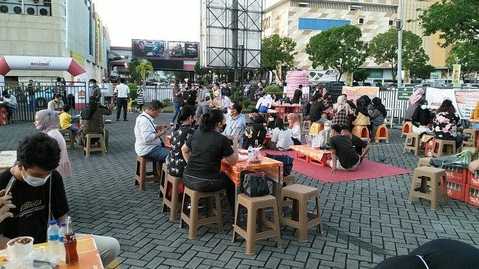 Suasana ngabuburit di kawasan Megamas Manado, Sulawesi Utara, Minggu (3/5/2021) sore.