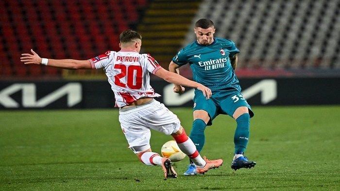 Gelandang Serbia Crvena Zvezda Beograd Njegos Petrovic (kiri) bertarung memperebutkan bola dengan gelandang AC Milan asal Bosnia Rade Krunic selama pertandingan sepak bola babak 32 besar Liga Europa UEFA antara Crvena Zvezda Beograd (Red Star Belgrade) dan AC Milan di stadion Rajko Mitic di Beograd , pada tanggal 18 Februari 2021.