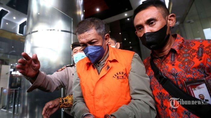 Mantan Wali Kota Yogyakarta, Haryadi Suyuti berjalan keluar dengan mengenakan rompi tahanan usai menjalani pemeriksaan di Gedung KPK, Jakarta, Jumat (3/6/2022). KPK resmi menahan mantan Wali Kota Yogyakarta, Haryadi Suyuti bersama tiga orang lainnya serta mengamankan barang bukti berupa uang sebesar USD 27.258 dalam Operasi Tangkap Tangan (OTT).