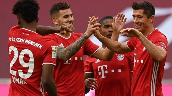 Para pemain Bayern Muenchen merayakan gol Robert Lewandowski ke gawang Eintracht Frankfurt pada laga lanjutan pekan kelima Bundesliga 2020-2021 di Stadion Allianz Arena, Sabtu (24/10/2020).
