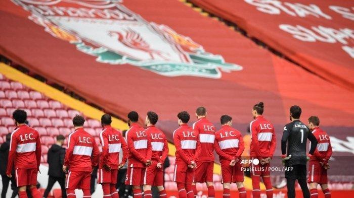 Para pemain keluar untuk pertandingan sepak bola Liga Utama Inggris antara Liverpool dan Fulham di Anfield di Liverpool, Inggris barat laut pada 7 Maret 2021.