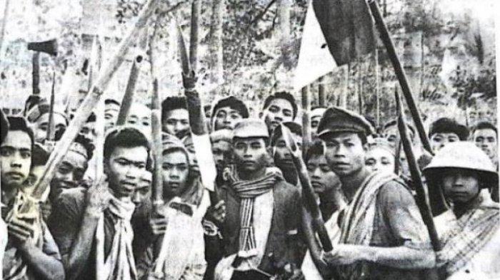 Para pemuda memburu kaum komunis di lereng Gunung Merapi, Jawa Tengah.
