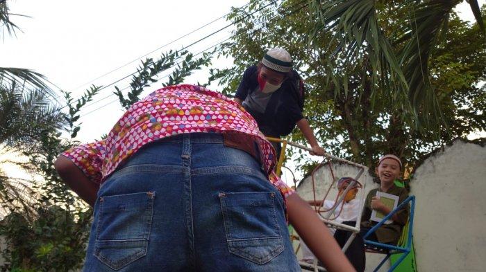 Para santri Madrasah Diniyah nampak ceria bermain setelah mengikuti pelajaran.