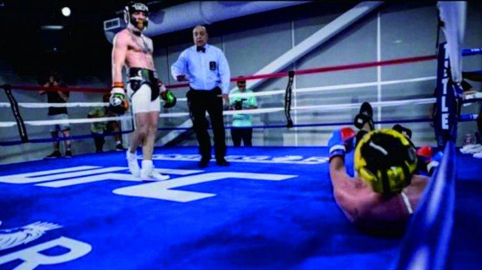 Foto saat Conor McGregor berhasil menjatuhkan Malignaggi