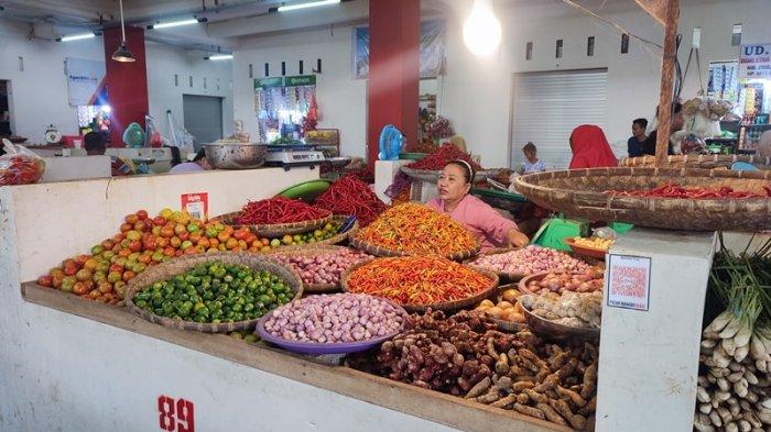 Pedagang bahan pokok di Pasar Bersehati Manado Sulawesi Utara