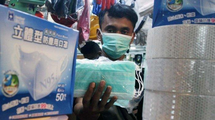 Pedagang mempersiapakan masker medis di Lindeteves Trade Center (LTC) Glodok, Jakarta Barat, Rabu (29/1/2020).