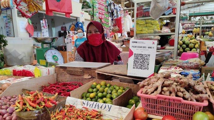 Pedagang bumbu dapur dan komoditas holtikultura menunggui dagangannya di Pasar Segar Paal Dua Manado, Jumat (26/02/2021).