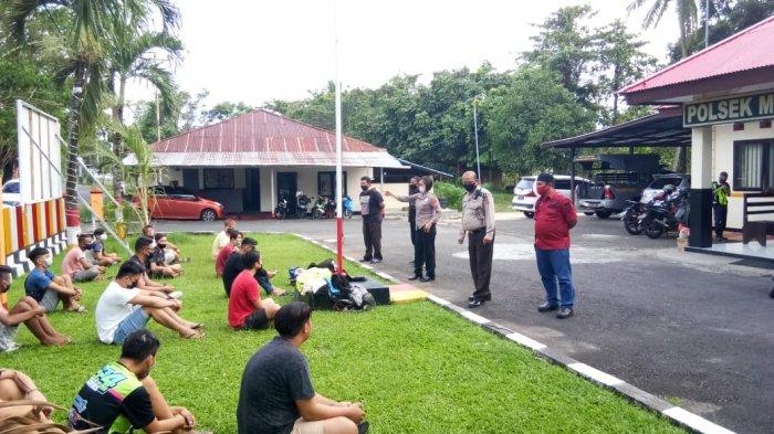 Pelaku balap liar diberi pengarahan di halaman Polsek Mapanget, Kota Manado, Minggu (21/2/2021)