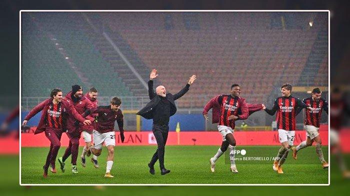 Pelatih AC Milan Italia Stefano Pioli (tengah) merayakan dengan penyerang Portugal AC Milan Rafael Leao (3rdR), penyerang Italia AC Milan Daniel Maldini (2ndR) dan bek Perancis AC Milan Theo Hernandez (kanan) di akhir pertandingan sepak bola Serie A Italia AC Milan vs Lazio Roma pada 23 Desember 2020 di stadion San Siro di Milan. Marco BERTORELLO / AFP