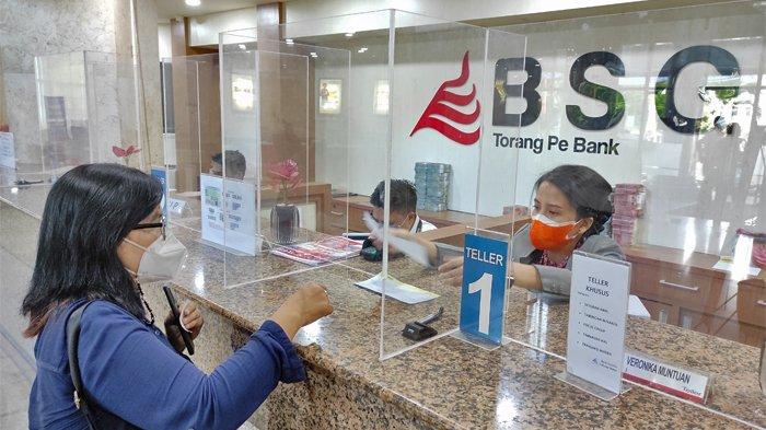 Pelayanan nasabah di kantor BSG Cabang Manado, Jalan Sam Ratulangi Manado.