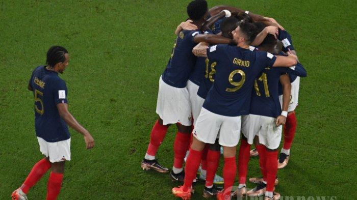 Para pemain Timnas Prancis merayakan gol pembuka tim yang dicetak oleh penyerang Prancis #10 Kylian Mbappe dalam laga sepak bola Grup D Piala Dunia 2022 Qatar antara Prancis melawan Denmark di Stadion 974, di Doha, Qatar, Sabtu (26/11/2022) waktu setempat.