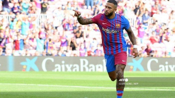 Pemain depan Barcelona, ??Memphis Depay, merayakan setelah melakukan tendangan penalti dan mencetak gol pembuka selama pertandingan sepak bola Liga Spanyol antara FC Barcelona dan Levante UD di stadion Camp Nou di Barcelona pada 26 September 2021.