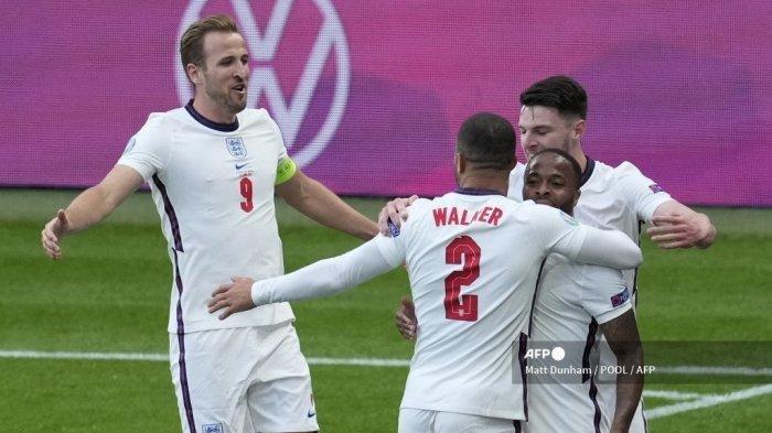 Pemain depan Inggris Raheem Sterling (kanan) merayakan mencetak gol pembuka dengan rekan satu timnya selama pertandingan sepak bola Grup D UEFA EURO 2020 antara Republik Ceko dan Inggris di Stadion Wembley di London pada 22 Juni 2021.