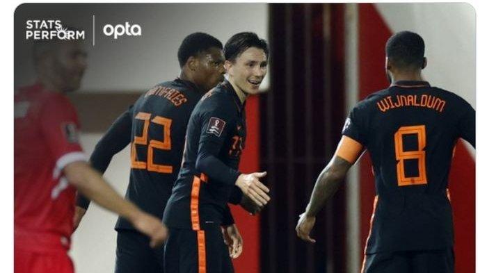 Pemain timnas Belanda merayakan gol yang dicetak oleh Steven Berghuis (tengah) ke gawang timnas Gibraltar dalam laga matchday 3 grup G kualifikasi Piala Dunia 2022 zona Eropa.