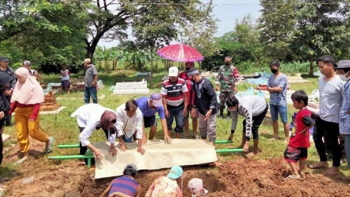Pemakaman Raden Tri Sakti yang meninggal dunia karena gangguan syaraf dan mengeluh sakit kepala. Dokter menduga terkena radiasi hape, karena kecanduan game online.
