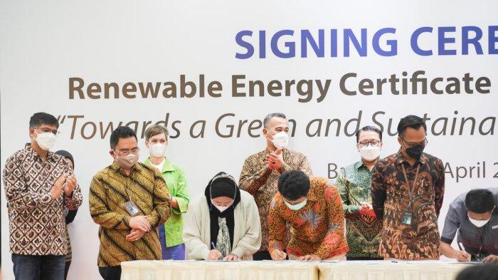 PT PLN (Persero) terus mendorong peningkatan pemanfaatan energi baru terbarukan (EBT) di kalangan pelaku industri lewat layanan sertifikat energi terbarukan