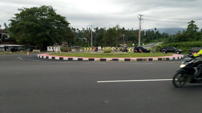 Pembangunan aspal jalan di Ring Road III, Kalasey, Mianahasa, Sulawesi Utara, Rabu (24/2/2022).