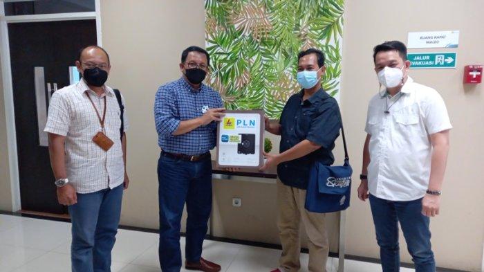Pemberian cendera mata Pimpinan PLN kepada Pimpinan <a href='https://manado.tribunnews.com/tag/tribun-manado' title='Tribun Manado'>Tribun Manado</a>.