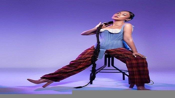 Penampilan Penyanyi Marion Jola Kenakan Korset Tanpa Baju Dalaman Tuai Pujian Netizen