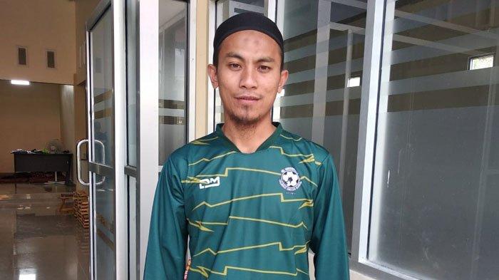 Pengasuh Pondok Pesantren Al Hasanain Islamic Soccer School Kotamobagu, Ustaz Maulana Abdul Malik.