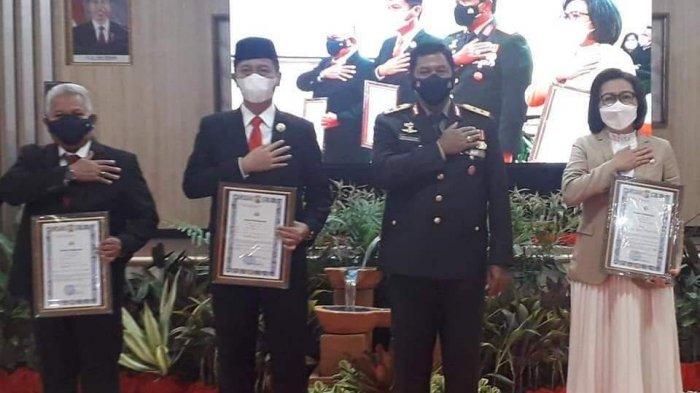 Kapolda Sulut Irjen Nana Sudjana diabadikan bersama Bupati Bolmong Yasti Soepredjo Mokoagow dan Bupati Bolsel Iskandar Kamaru serta Wakil Bupati Bolmut pada perayaan HUT ke-75 Bhayangkara di Mapolda Sulut, Manado, Kamis (1/7/2021).