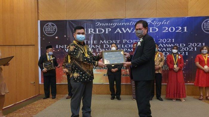 Penghargaan The Most Popular 2021 dari International Human Resources Development Program (IHRDP Foundation) diberikan kepada Kepala Seksi Penerangan Hukum (Kasi Penkum) Kejaksaan Tinggi Sulawesi Utara (Sulut) Theodorus J.B. Rumampuk SH., MH.