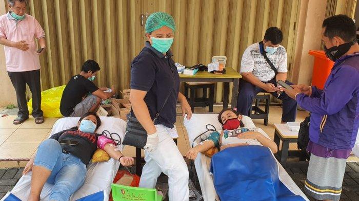 Pengurus BPC Kerukunan Keluarga Sulawesi Selatan (KKSS) menggelar donor darah massal dan service motor