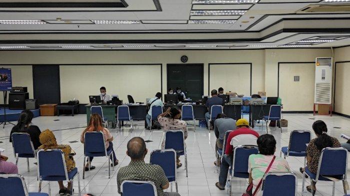 Penyaluran BPUM kepada penerima di kantor BRI Manado lantai tujuh, Selasa (20/04/2021).