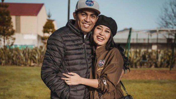 Penyanyi Glenn Fredly dan istrinya, Mutia Ayu.