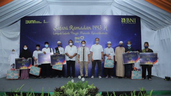 Penyerahan santunan dan bingkisan buka puasa oleh Direktur Manajemen Risiko BNI David Pirzada di Kota Palu. Selama Ramadam, BNI menggelar program Safari Ramadan, aksi berbagi santunan, bingkisan buka puasa dan peralatan ibadah.