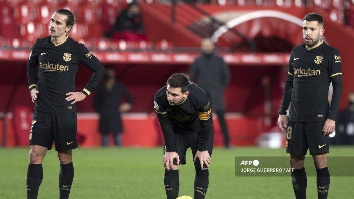 Penyerang Barcelona asal Argentina Lionel Messi (tengah) menunggu untuk menendang bola antara gelandang Prancis Barcelona Antoine Griezmann (kiri) dan bek Spanyol Barcelona Jordi Alba selama pertandingan sepak bola Liga Spanyol antara Granada dan Barcelona di stadion Los Carmenes di Granada pada 9 Januari 2021 .