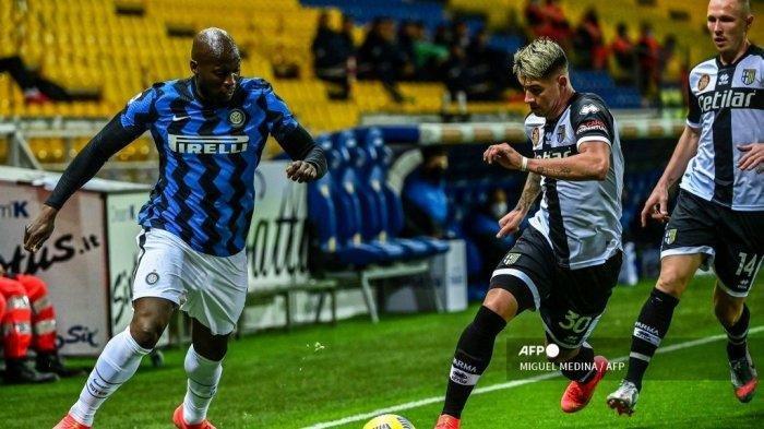 Penyerang Belgia Inter Milan Romelu Lukaku (kiri) dan bek Argentina Parma Lautaro Valenti mengejar bola selama pertandingan sepak bola Serie A Italia Parma vs Inter Milan pada 4 Maret 2021 di stadion Ennio-Tardini di Parma.
