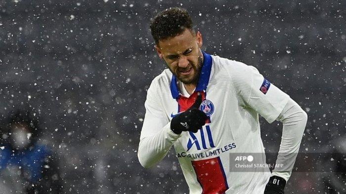 Penyerang Brasil Paris Saint-Germain Neymar merayakan kemenangan setelah penyerang Prancis Paris Saint-Germain Kylian Mbappe (tidak dalam gambar) mencetak gol 0-1 selama pertandingan sepak bola leg pertama perempat final Liga Champions UEFA antara FC Bayern Munich dan Paris Saint-Germain ( PSG) di Munich, Jerman bagian selatan, pada 7 April 2021.