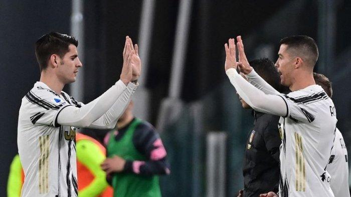 Penyerang Juventus Alvaro Morata (kiri) berjabat tangan dengan Cristiano Ronaldo saat meninggalkan lapangan dalam pertandingan Serie A Liga Italia antara Juventus vs Lazio di Stadion Juventus di Turin, Italia, pada 6 Maret 2021.