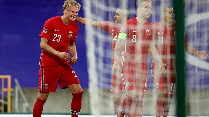 Penyerang Norwegia Erling Braut Haaland (kiri) merayakan gol kedua mereka dalam pertandingan sepak bola UEFA Nations League antara Irlandia Utara dan Norwegia di Windsor Park di Belfast pada 7 September 2020. Paul Faith / AFP