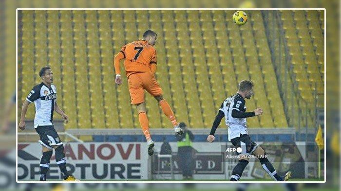 Penyerang Portugal dari Juventus Cristiano Ronaldo melompat untuk mencetak gol sundulan selama pertandingan sepak bola Serie A Italia Parma vs Juventus pada 19 Desember 2020 di stadion Ennio-Tardini di Parma. Alberto PIZZOLI / AFP