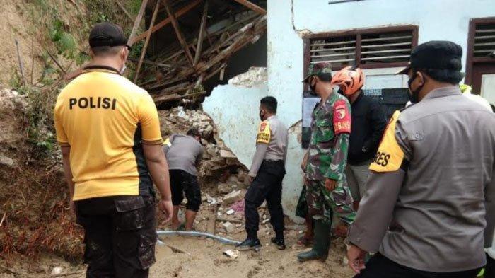 Personil TNI-Polri saat mencari korban yang tertimbun reruntuhan tanah di lingkungan Pondok Pesantren Annidhamiyah, Dusun Jepun, Desa Bindang, Kecamatan Pasean, Kabupaten Pamekasan, Madura, Rabu (24/2/2021)