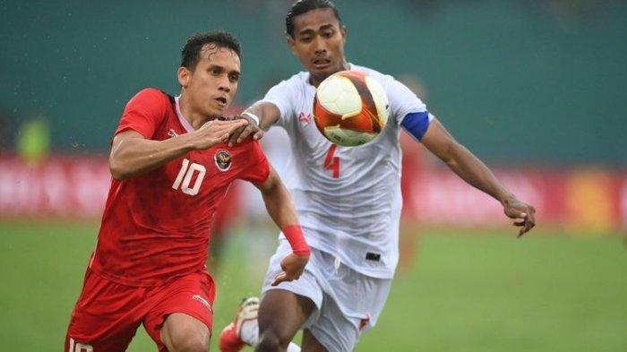 Pesepak bola Timnas Indonesia Egy Maulanan Vikri (kiri) berebut bola dengan pesepak bola Timnas Myanmar Soe Moe Kyaw (kanan) dalam laga lanjutan Grup A Sepak Bola SEA Games 2021 Vietnam di Stadion Viet Tri, Phu Tho, Vietnam, Minggu (15/5/2022). Indonesia menang atas Myanmar dengan skor 3-1 dan memastikan Indonesia lolos ke semifinal.