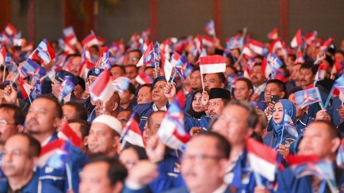 Peserta pembekalan Anggota Legislatif Partai Demokrat menyanyikan lagu mars Partai Demokrat saat pembukaan pembekalan Anggota Legislatif Partai Demokrat di Jakarta Convention Center (JCC) Senayan, Jakarta, Selasa (10/9/2019). Acara tersebut diikuti anngota DPR dan DPRD Provinsi/Kab/Kota se-Indonesia periode 2019-2024.