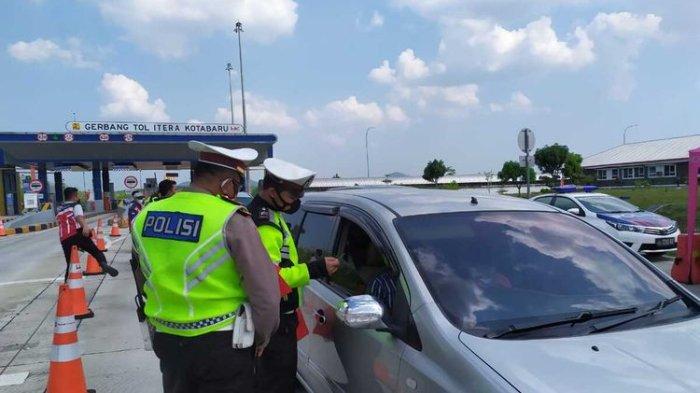 Petugas Ditlantas Polda Lampung memeriksa kelengkapan syarat perjalanan bagi pengendara di Jalan Tol Lampung.